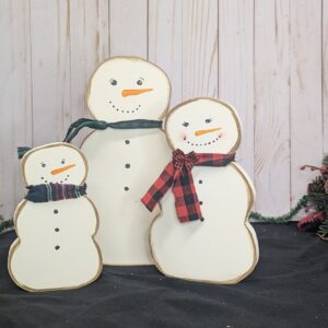 Family of three snowmen